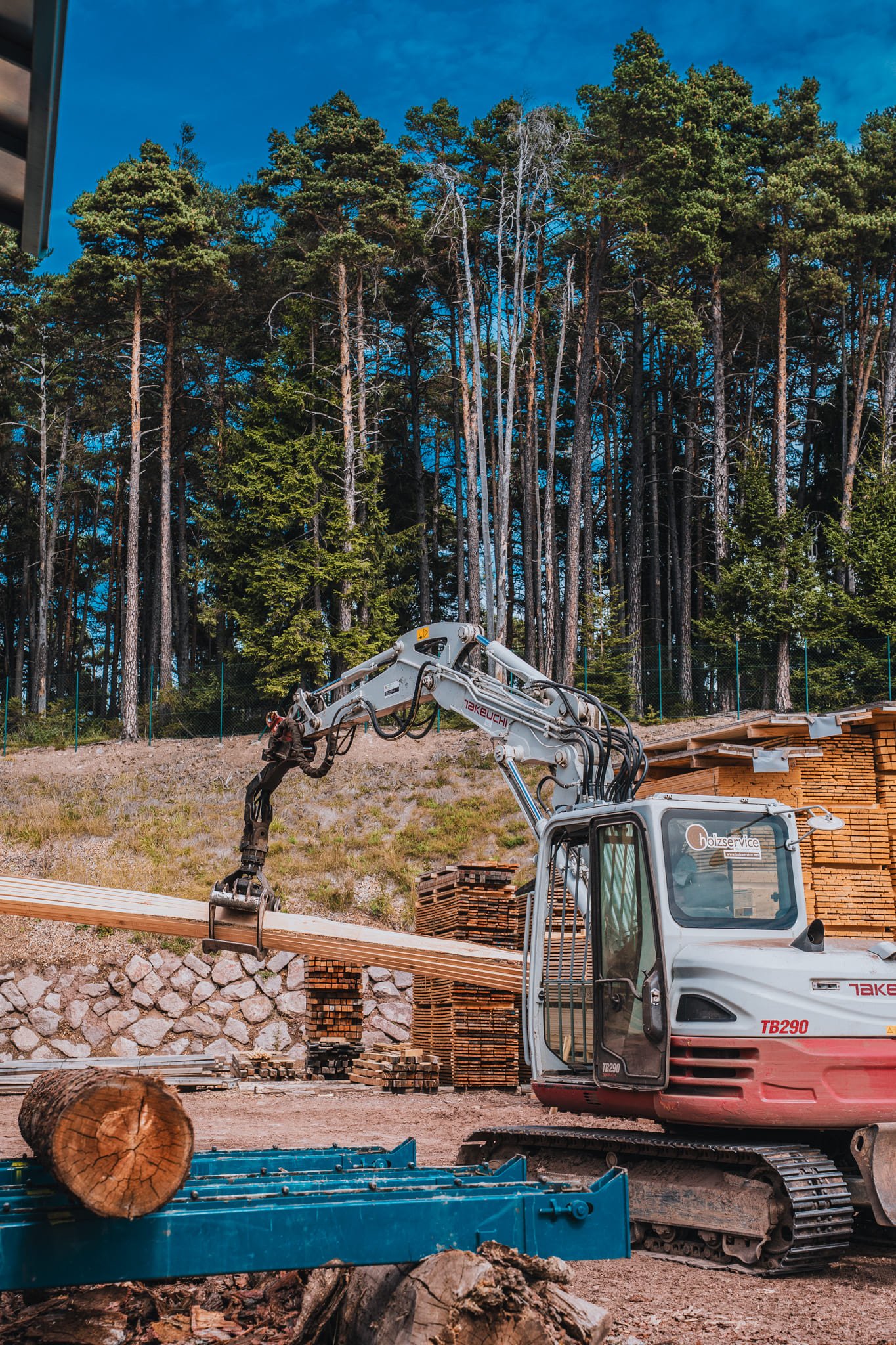 Takeuchi greift gesägte Balken