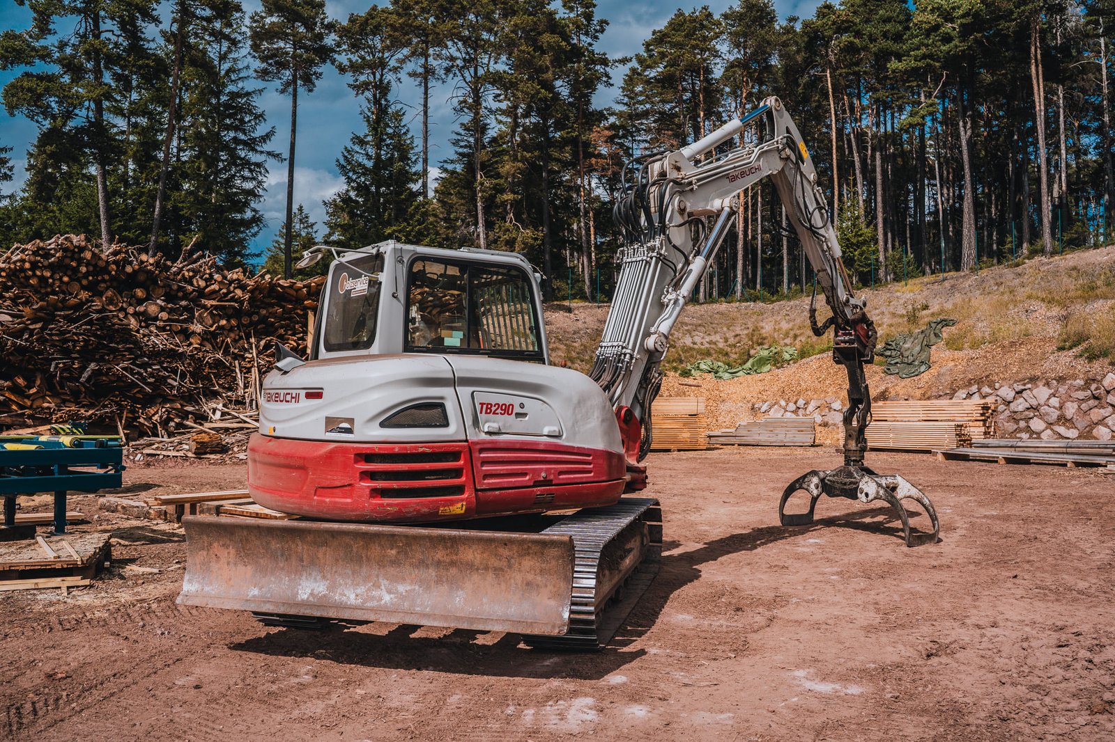 Takeuchi TB290 am Rundholzplatz