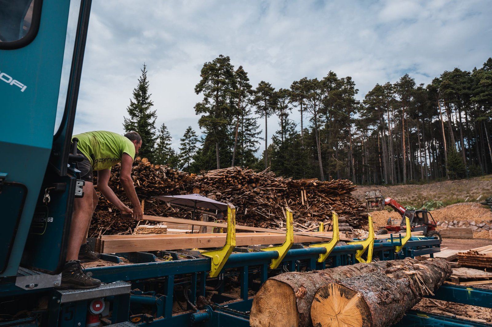 Teamarbeit an der Wandersäge am Lagerplatz